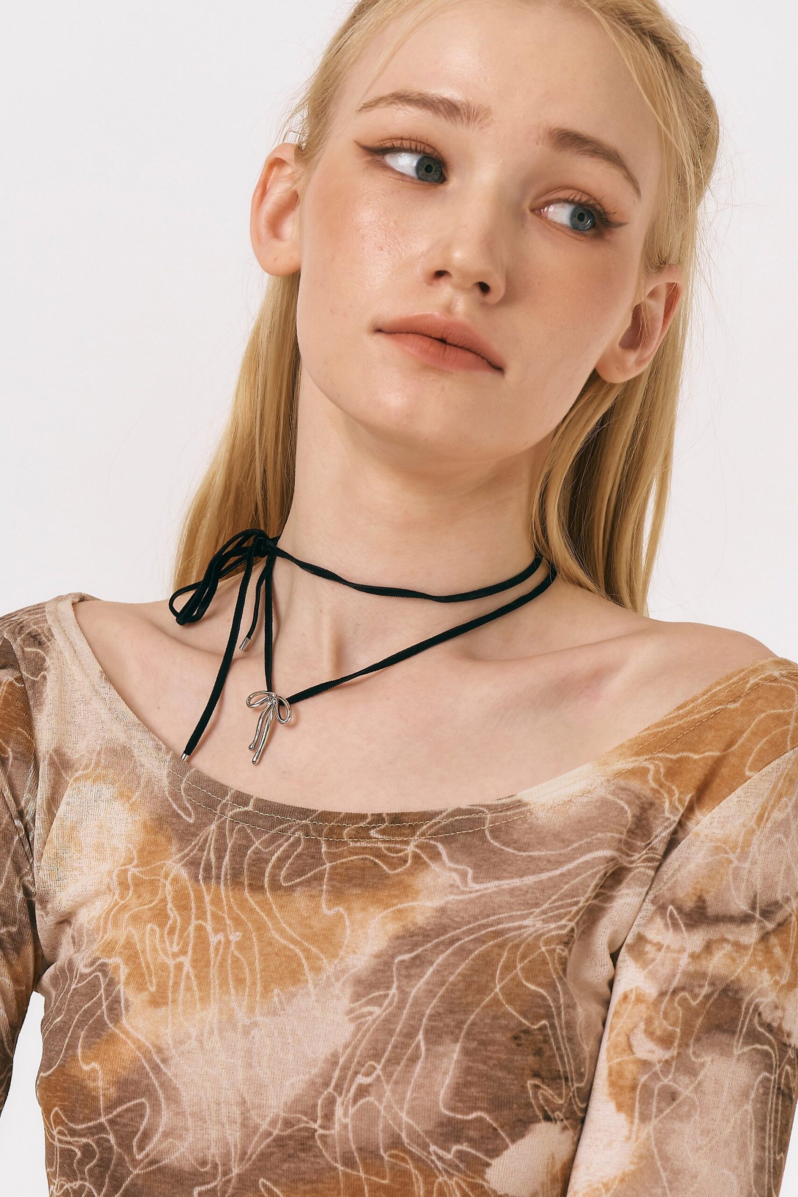 MetalBowsVelvetNecklace_02.jpg